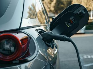 ilustrasi mobil listrik sedang melakukan pengisian daya
